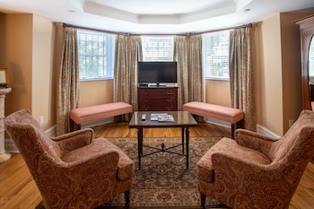 Deluxe Room, 1 King Bed (Emma Kelly)