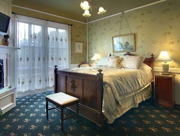 Room, 1 Queen Bed, City View, Garden Area