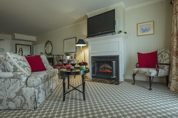 Luxury King Water View Main Building