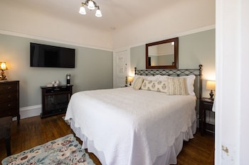 Room, 1King Bed, Fireplace (The Oak Room)