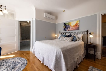 Room, 1 King Bed, Jetted Tub (Tower Room)