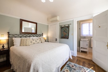 Room, 1King Bed, Fireplace (The Oak Room)
