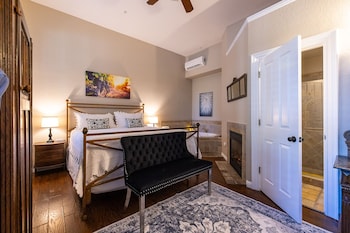 Room, 1 King Bed, Jetted Tub (Lady Helen's Room)