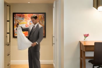 Suite, 1 King Bed, Fireplace (Mobility/Hearing Access, Roll-in Shwr)