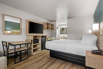 Room, 1 King Bed, Non Smoking (Efficiency, Upgrade)