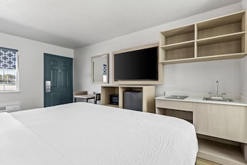 Room, 1 King Bed, Non Smoking (Efficiency, Upgrade)