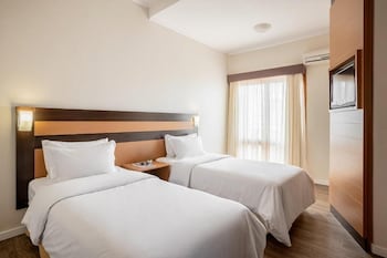 Luxo Casal - 1 Cama Casal e 2 Camas Solteiro