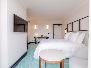 Deluxe Room, 1 Queen Bed, City View