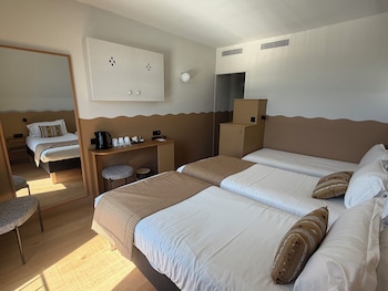 Room, Connecting Rooms (5 Pax)