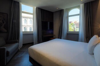 Executive Suite, Courtyard View