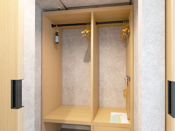 Deluxe King Double Room with City View Non Smoking