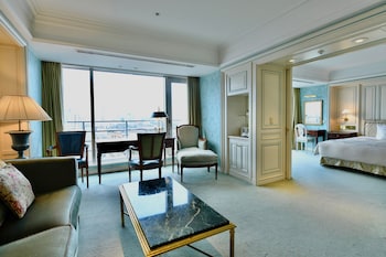 [Check-in 15:00]  Tower High Floor Suite Double, Non Smoking