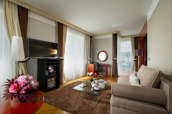 Suite, 1 King Bed, Balcony, City View