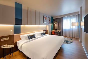 Suite, 1 King Bed with Sofa bed