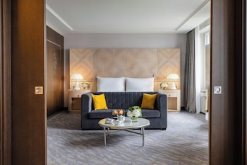 Suite, 1 King Bed, River View