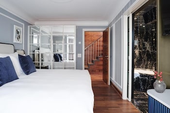 Deluxe Suite, 1 King Bed, Lake View