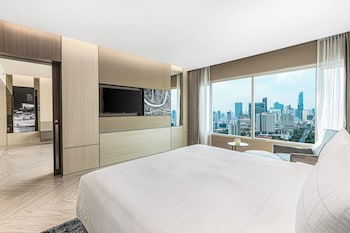 Executive Suite, 1 King Bed, Club Lounge Access