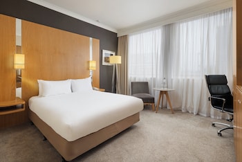 Room, 1 Queen Bed, Accessible, Ground Floor