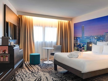 Executive Room, 1 Queen Bed with Sofa bed (Paris View)