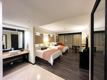 Business Two Full Size Bed Adult Only Business Lounge Access