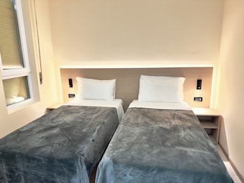 Triple Room, Private Bathroom (French Bed)