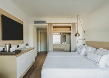 Melia Room, Room