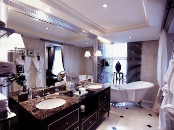 Opera wing, Grand Premium room with Club privileges and benefits, King bed