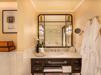 Heritage Wing, Metropole Suite with Metropole Privileges and Benefits, King Bed