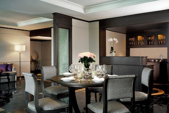 Grand Executive Suite, 1 King Bed Club Longue Access (Business Lounge access)
