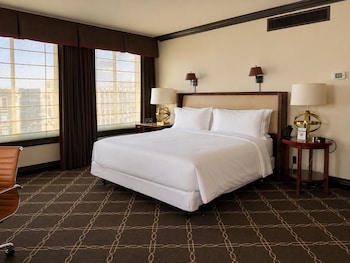Deluxe Room, 1 King Bed, City View (Deluxe King ADA)