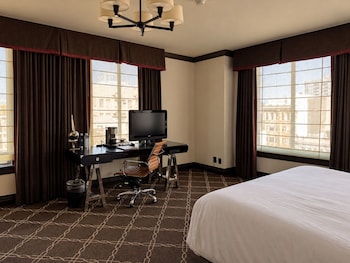 Deluxe Room, 1 King Bed, City View (Deluxe King ADA)
