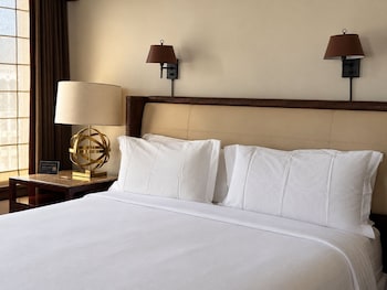 Deluxe Room, 1 King Bed, City View (Deluxe King ADA)