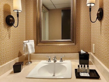 Deluxe Room, 1 King Bed, City View (Deluxe King ADA)