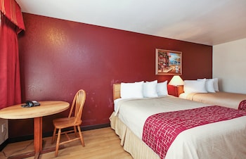 Deluxe Room, 2 Queen Beds (Smoke Free)