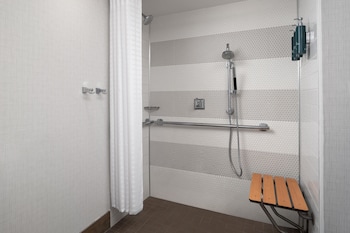 Room, 2 Queen Beds, Accessible (Roll-in Shower)