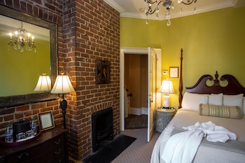 Main House Queen - Lee Room