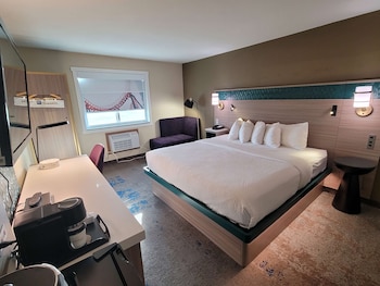 Standard Room, 1 Queen Bed, Accessible, Bathtub