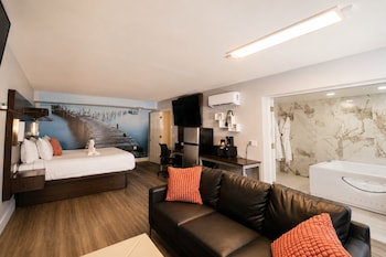 Honeymoon Suite w/ JettedTub Non-Smoking
