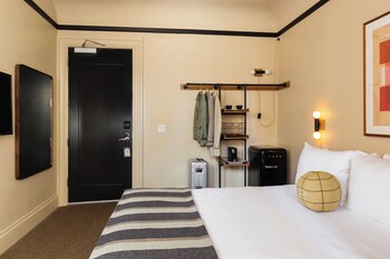 Standard Room, 1 Queen Bed, City View