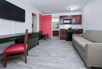 Suite, 1 King Bed, Non Smoking, Pool View (Interior)