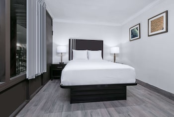 Suite, 1 Queen Bed, Non Smoking, Poolside (Interior)