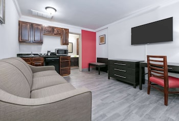 Suite, 1 Queen Bed, Non Smoking, Poolside (Interior)