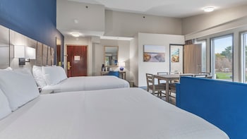 Suite, 2 Queen Beds, Non Smoking, Refrigerator & Microwave (Larger Room;with Sofabed)