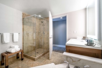 Suite, 1 King Bed, Corner