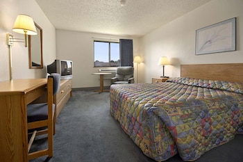 Suite, 1 Queen Bed, Smoking