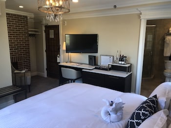 Superior Room, 1 King Bed, Non Smoking (Shower Only)