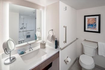Room, 1 Queen Bed, Accessible (Mobility & Hearing, Roll-in Shower)