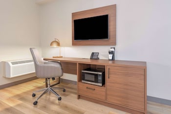 Room, 1 King Bed, Accessible, Non Smoking (Roll-In Shower)