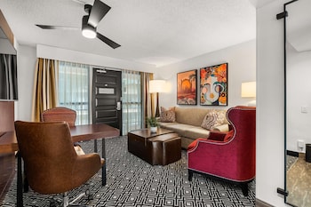 Suite, 1 Queen Bed, Accessible, Bathtub