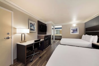 Standard Room, 2 Queen Beds, Accessible, Bathtub